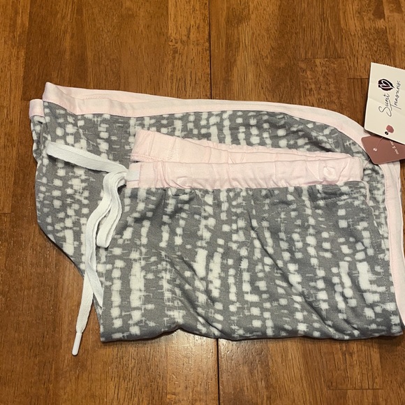 ❌SOLD❌ Sleep or Lounging Wear - Picture 8 of 8